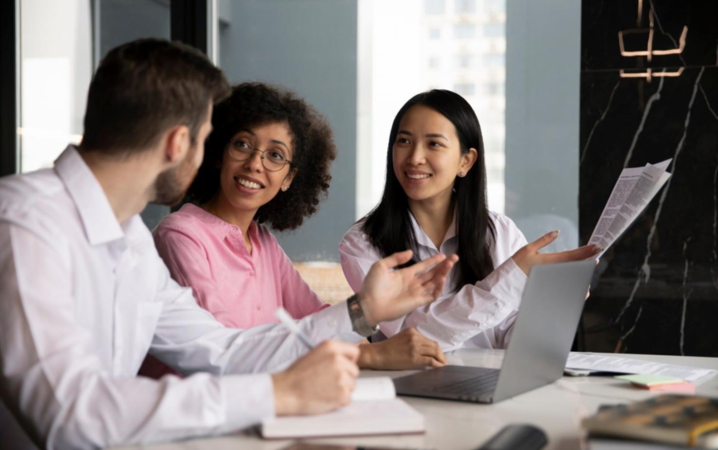 Professionnel analysant des données financières sur plusieurs écrans