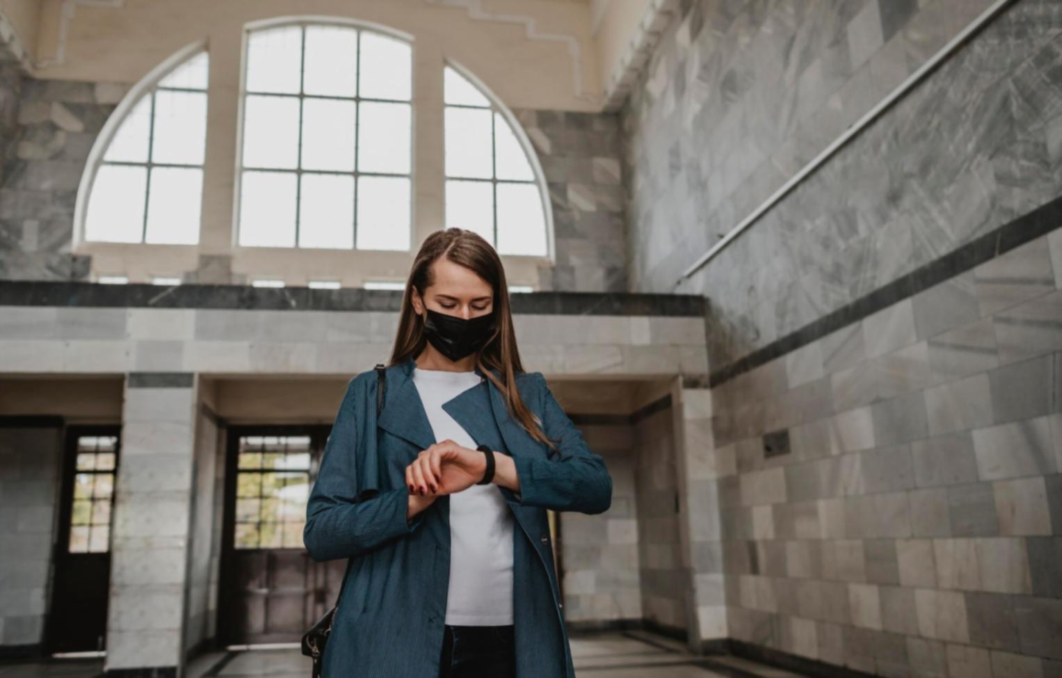 Session de formation avec participants analysant des documents financiers